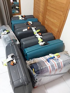 De vele koffers die mee zijn naar Oeganda