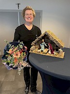 Sandra met een uniek afscheidscadeau: Kerststal met beeldjes van was, handgemaakt door de zusters uit Turnhout en natuurlijk een bosje bloemen